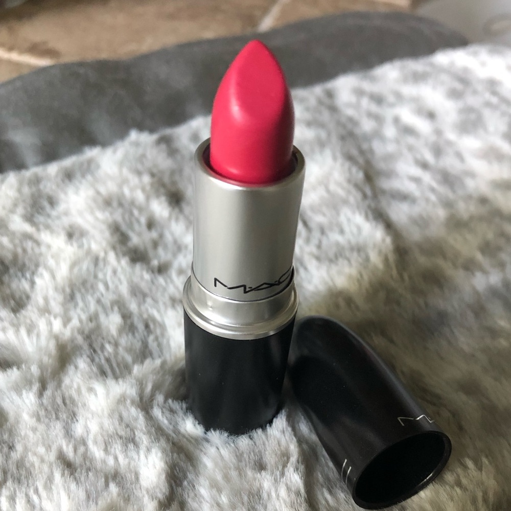 Mac Lipstick in “Lustering”